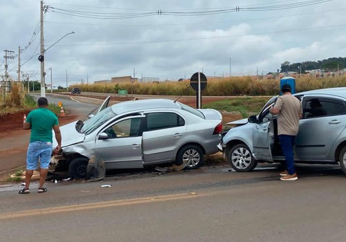 Motorista inicia conversão e bate na lateral de carro no Trevo da Escola Agrícola, em Patos de Minas