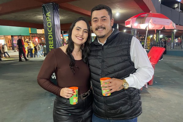 Casal curte o "vale night" na Fenamilho e planejam curtir todos os dias da festa; veja ao vivo