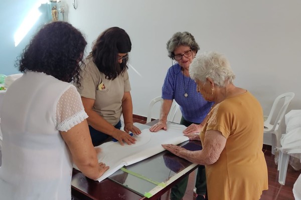 Associação se destaca na fabricação e doação de fraldas geriátricas e busca por voluntários em Patos de Minas