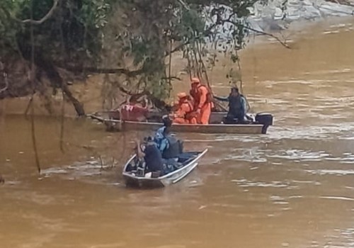 Pescadores encontram corpo humano em decomposição no Rio Paranaíba e acionam bombeiros