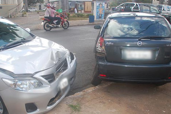 Carros ficam bastante danificados em acidente com coletivo no Centro de Patos de Minas