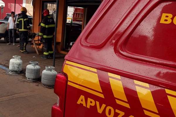 Corpo de Bombeiros é acionado para controlar incêndio em botijão de gás de restaurante no centro da cidade