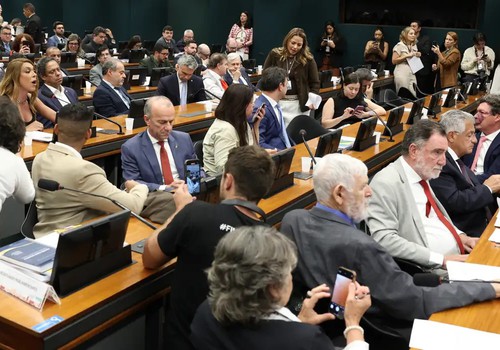 Pedido de vista adia votação da PEC do fim da 6x1 na CCJ da Câmara
