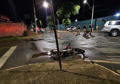 Motociclista morre ao bater em veículo que fazia conversão na rua Major Gote; motorista foi preso