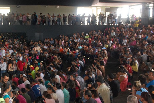 Paiolão recebe centenas de pessoas para o sorteio das casas do Residencial Pizolato I e II 