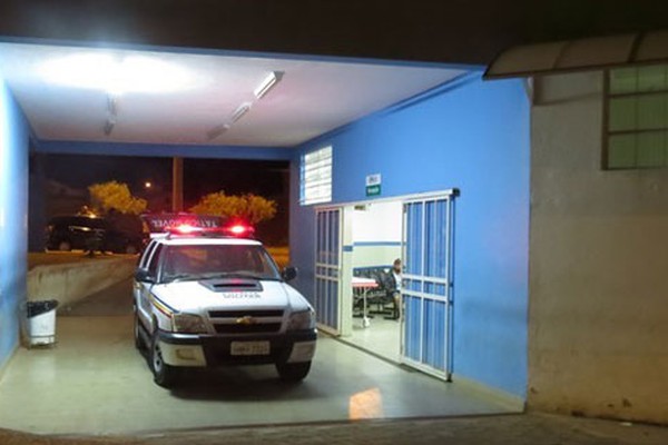 Jovem é atingido por vários disparos em Carmo do Paranaíba quando entrava em carro 