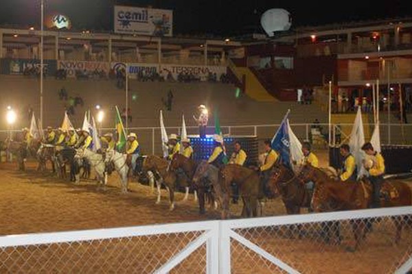 Peões e touros proporcionam belas montarias na abertura do Rodeio Bavária