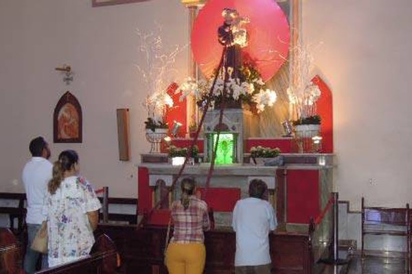 Devotos de Santo Antônio levantam cedo para celebrar o dia do padroeiro
