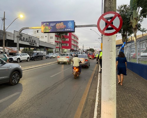 Primeiro dia de proibição de parada em frente a colégio, tem fiscalização reforçada e irritação de pais