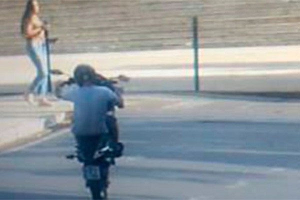 Jovem é flagrado empinando roda de moto e acaba preso por direção perigosa e falta de CNH em Araxá 