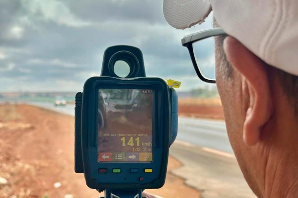 Radar móvel da Polícia Militar Rodoviária flagra motoristas a mais de 140km/h em rodovias da região