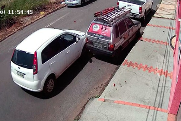 Motorista tem que ser socorrido após acertar traseira de carro estacionado no centro; Vídeo
