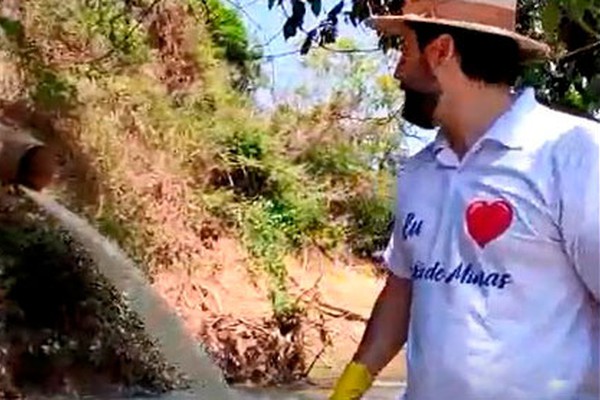 Durante expedição de limpeza, voluntários e Prefeito Luís Eduardo Falcão flagram despejo de esgoto no Rio Paranaíba
