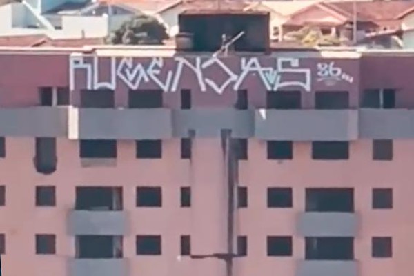 Vídeo mostra homem pichando topo de prédio inacabado na Avenida Fátima Porto