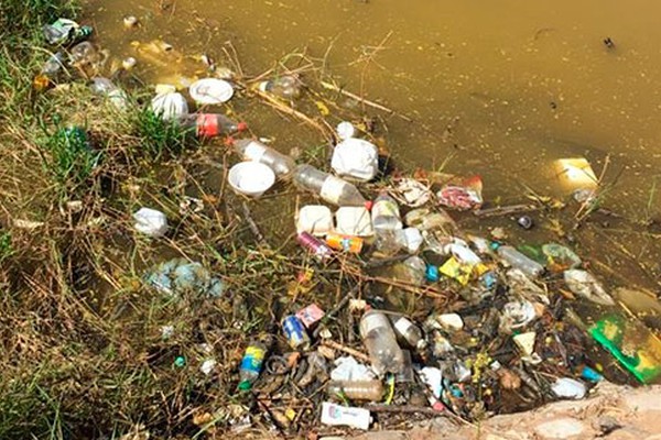 Presidente do Codema denuncia sujeira e poluição na Lagoinha em Patos de Minas