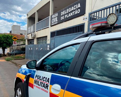 Homem ataca vizinha com ofensas homofóbicas, exibe os órgãos genitais e ameaça incendiar sua moto