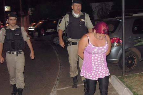 Mulher é presa acusada de assumir o posto do marido no tráfico na Vila Rosa