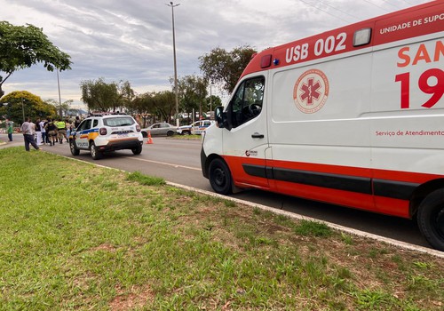 Motociclista fica ferido após bater em carro que avançou parada na avenida JK