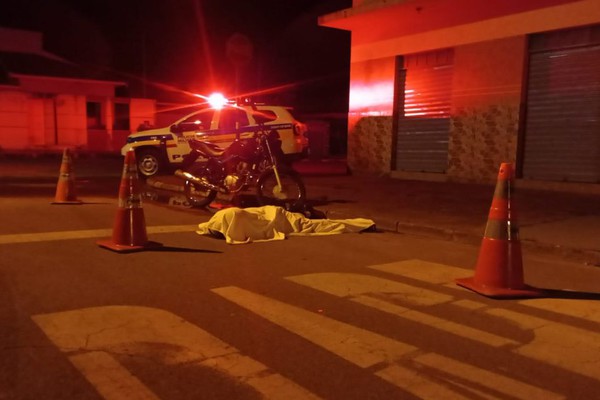 Motociclista de 22 anos é morto com tiro nas costas em Presidente Olegário