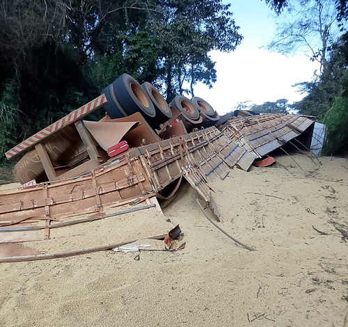 Bitrem carregado de soja tomba na MG 188 após motorista tentar evitar batida frontal com rodotrem