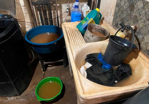 Moradores reclamam de água barrenta saindo das torneiras; Copasa afirma que é potável