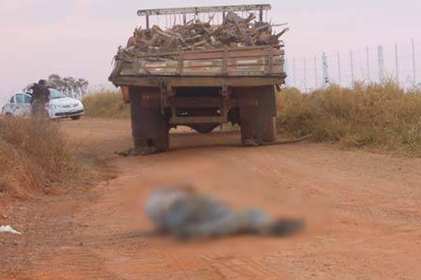 Motorista morre ao ser atropelado pelo próprio caminhão em Lanhosos