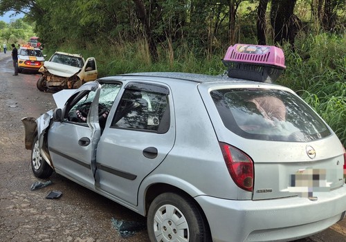 Veículos batem de frente na MG 188, em Vazante e deixam três pessoas feridas