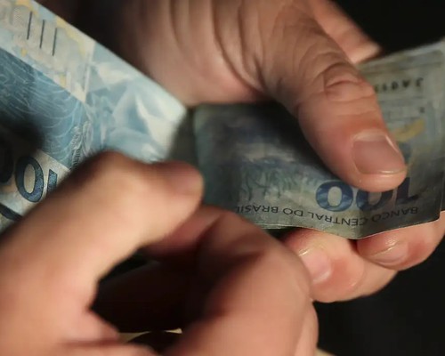 Salário médio do trabalhador amplia recorde e chega a R$ 3.722 no Brasil