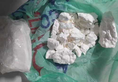 Homem é preso com grande quantidade de drogas, dinheiro, munições e materiais para o tráfico no Jardim Esperança