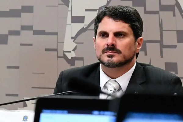 Senador Marcos do Val é levado para colocar tornozeleira eletrônica