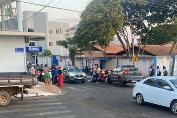 Estudante é atropelada ao atravessar a faixa de pedestre em frente à escola em Patos de Minas