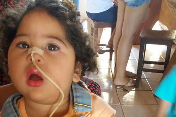 Família de garotinha com paralisia cerebral promove rifa e pede ajuda da população