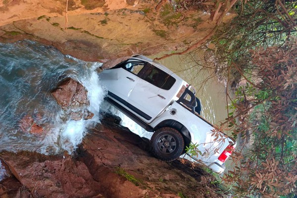 Motorista perde o controle e cai de ponte no município de São Gotardo deixando três feridos