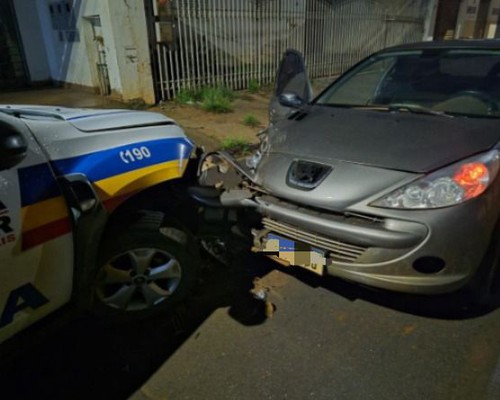 Motorista embriagado e com farol do carro apagado bate em viatura parada em Patos de Minas