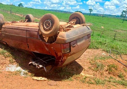 Motorista fica ferido após perder o controle da direção e capotar veículo em estrada vicinal