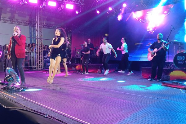 Dino Fonseca fecha show na Fenapraça 2025 com o mega sucesso "It must have been love"; veja ao vivo