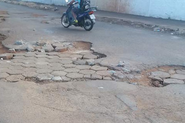 Demora para consertar ruas esburacadas de Patos de Minas deixa motoristas indignados