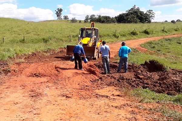 Justiça proíbe prefeitura de consertar estradas rurais com base em lei aprovada na Câmara