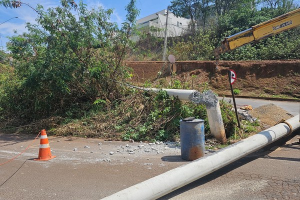 Caminhão arrasta fiação, quebra postes e deixa moradores sem energia em Patos de Minas