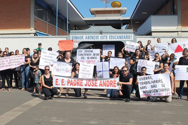 Professores da rede municipal e estadual realizam protesto contra reforma previdenciária