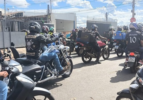 Dor e tristeza: entregadores de Patos de Minas fazem última homenagem a Pedro