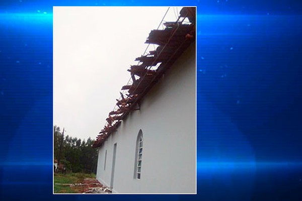 Chuva de granizo e ventania causam estragos no distrito de Bonsucesso; veja imagens