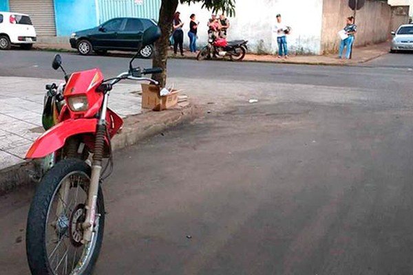 Acidente envolvendo motociclista inabilitado deixa rapaz ferido no centro de Patos de Minas