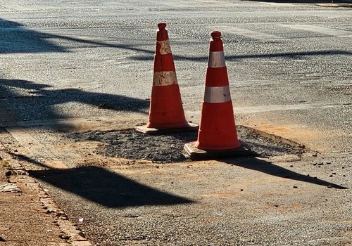 Moradores questionam abre e fecha dos mesmos buracos nas ruas de Patos de Minas; Copasa explica