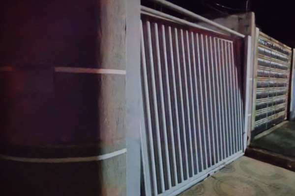 Jovem arromba portão e invade a casa da ex de madrugada em Patos de Minas