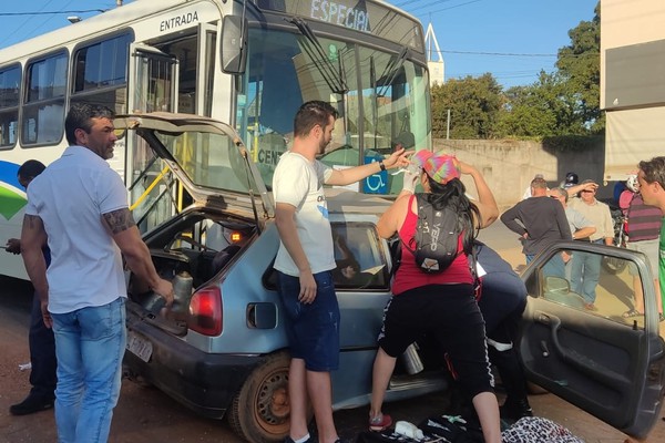 Carro é atingido em cheio por ônibus na avenida Brasil; motorista ficou preso às ferragens