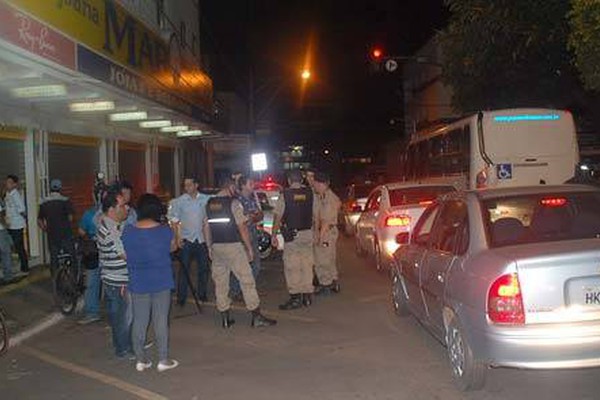 Gerente de relojoaria é baleado em assalto no centro de Patos de Minas