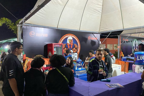 Barracas universitárias levam muita bebida e inovam nos “shots” na Vila Unipam; veja ao vivo