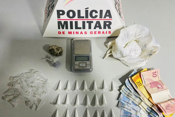 Após denúncia, Polícia Militar encontra drogas, materiais ligados ao tráfico e jovem de 19 anos acaba na delegacia