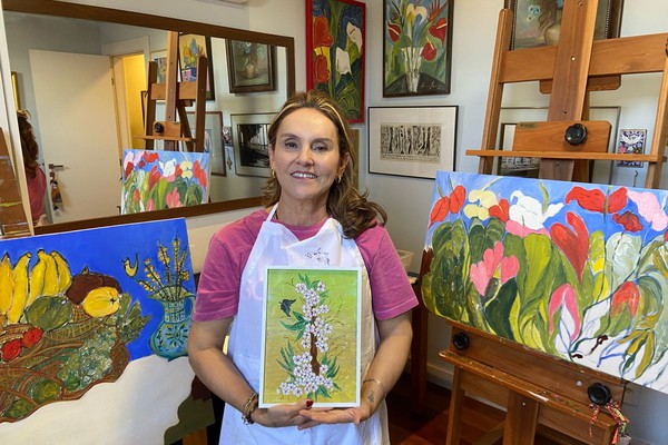 Artista plástica patense comemora 40 anos de atuação com centenas de quadros pintados